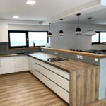 Kuchyňská linka na zakázku - Nábytek Dominik Kuchyňská linka bílý lak dub výroba kuchyní